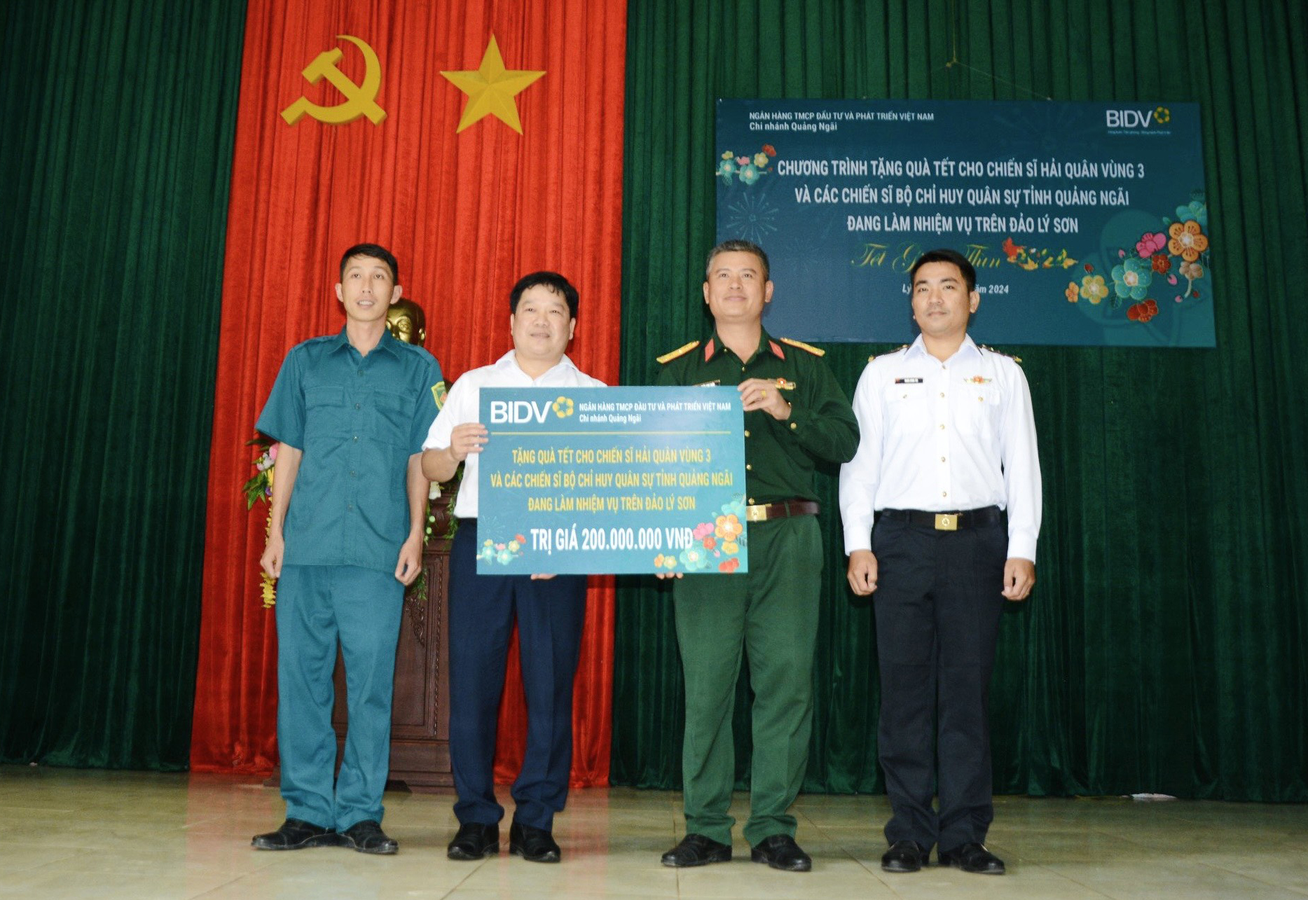 Bộ CHQS tỉnh và BIDV Quảng Ngãi thăm, tặng quà cán bộ, chiến sĩ công tác ở đảo Lý Sơn