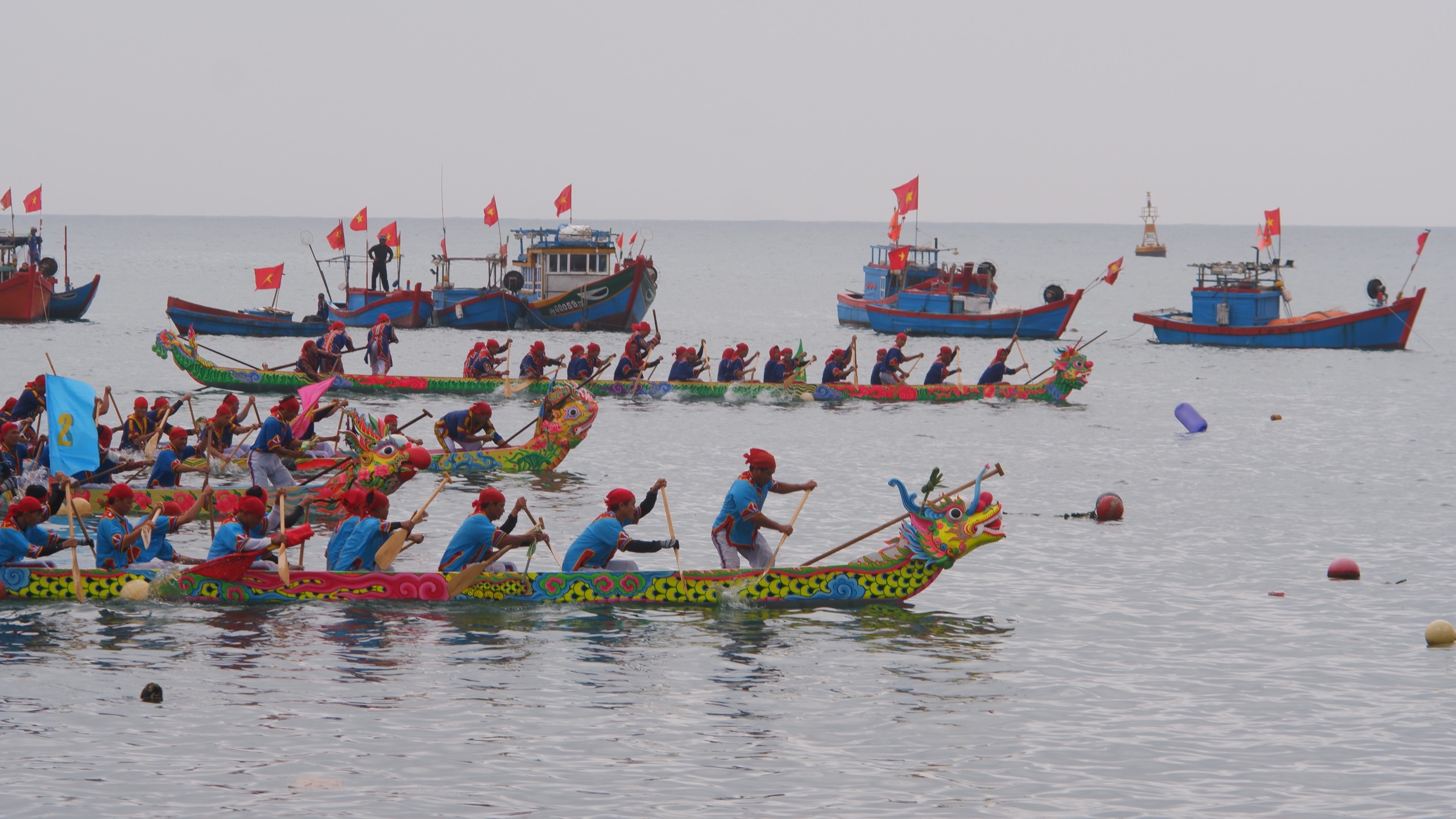 Tưng bừng lễ hội đua thuyền Tứ linh đầu xuân ở đảo Lý Sơn