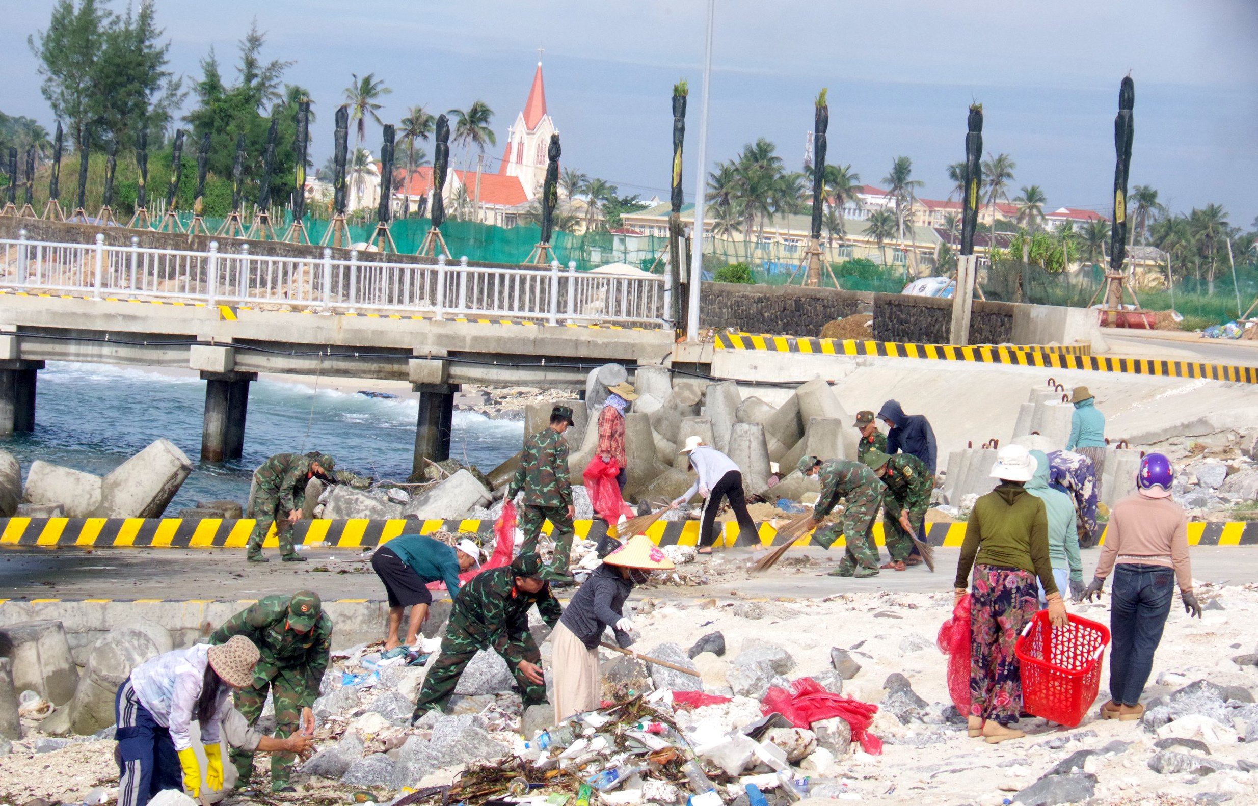 Hơn 400 người tham gia làm sạch bờ biển đảo Lý Sơn