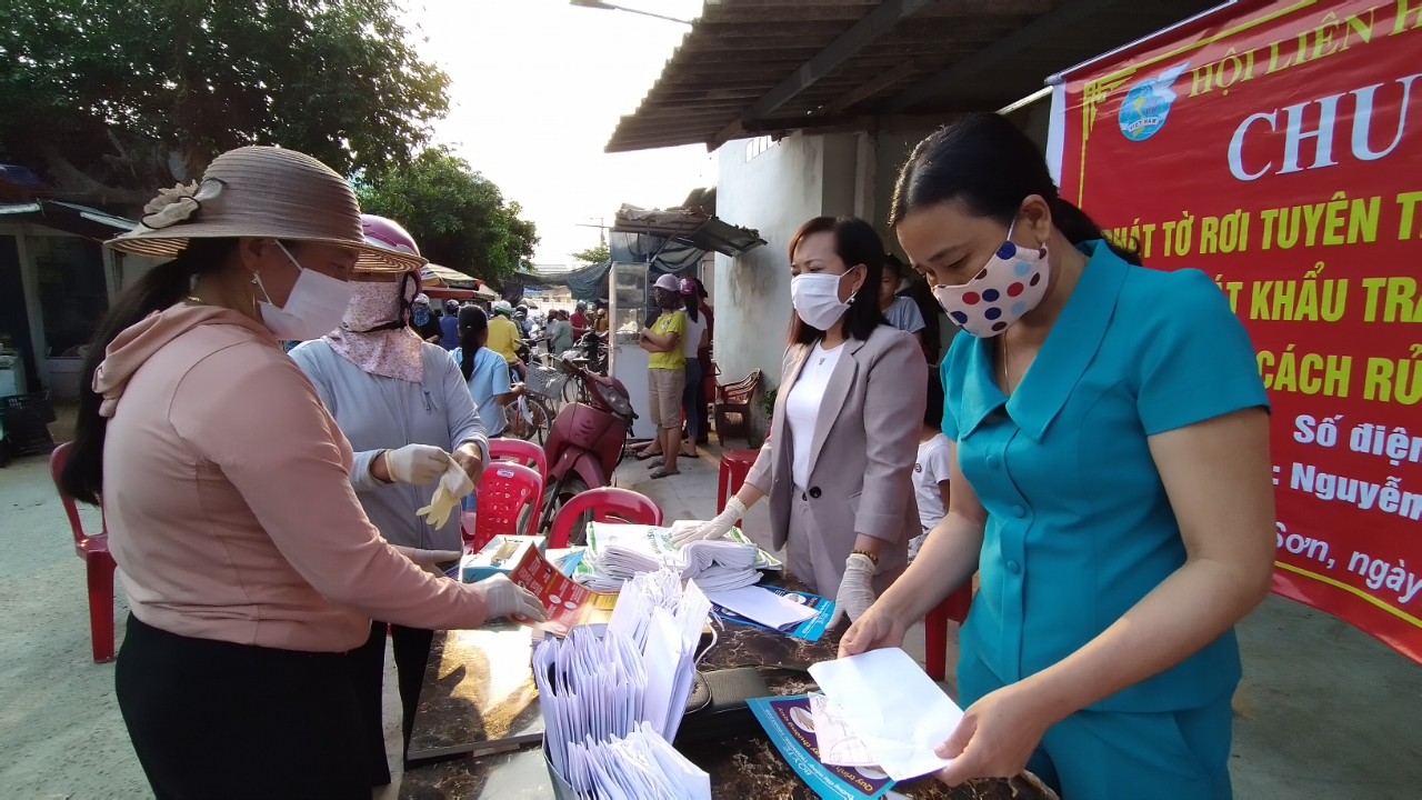 Phụ nữ Lý Sơn cấp phát hơn 1 ngàn khẩu trang y tế cho người dân