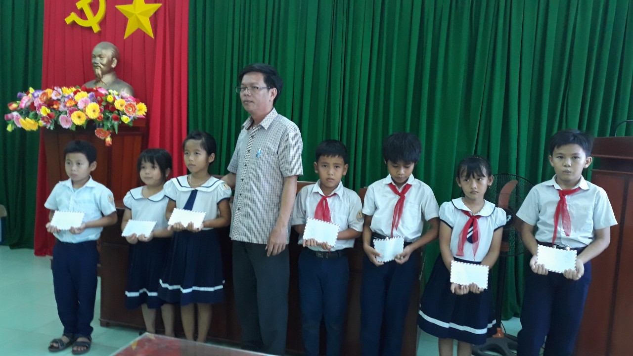 Tổ chức trao 25 suất quà cho các em học sinh nghèo trên địa bàn huyện