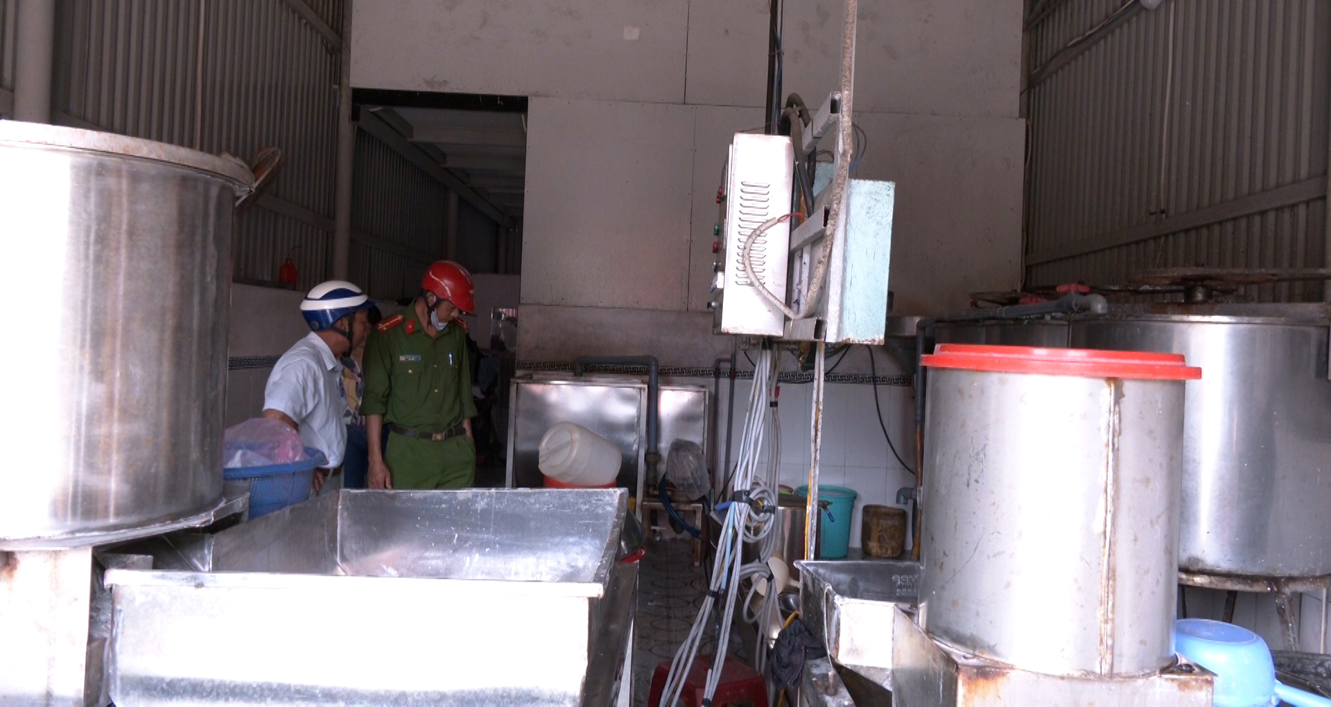 Kiểm tra công tác bảo vệ môi trường tại các cơ sở sản xuất chả cá Lý Sơn