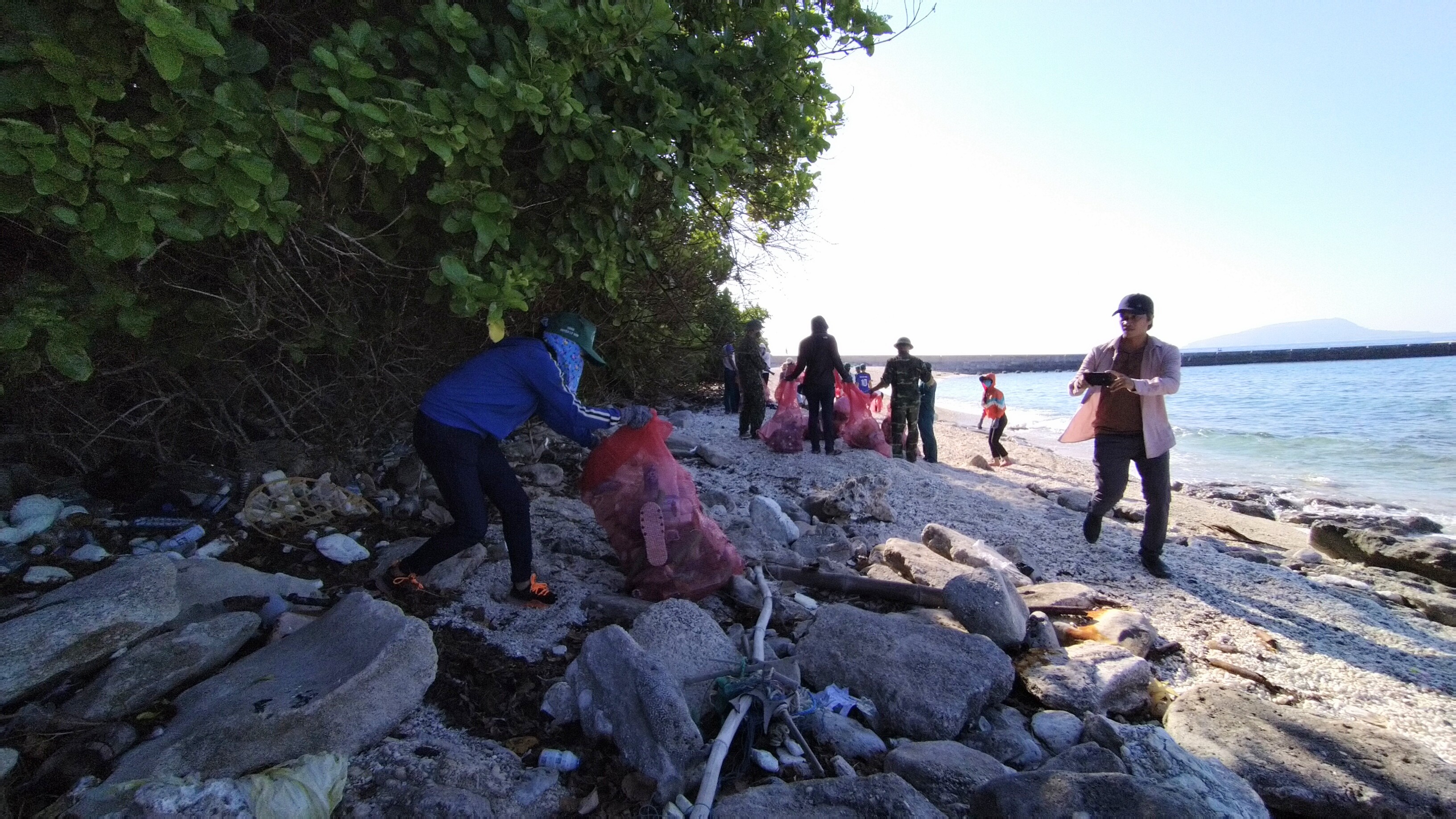 Ra quân thu gom rác thải ở đảo Bé