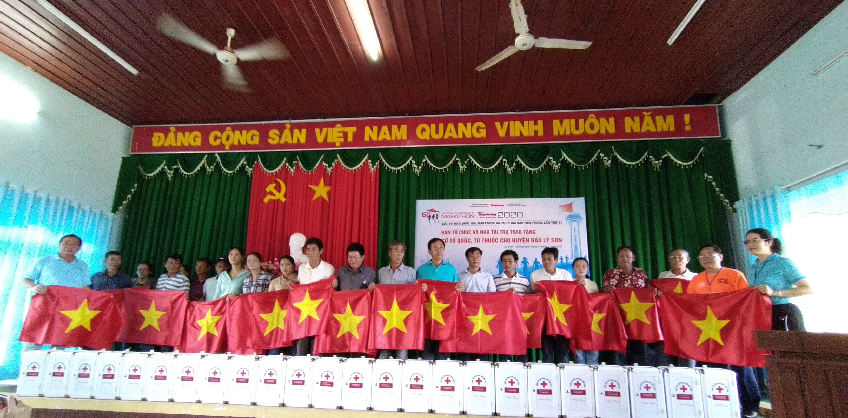 Tặng 200 tủ thuốc và 1.500 lá cờ Tổ quốc cho ngư dân Lý Sơn