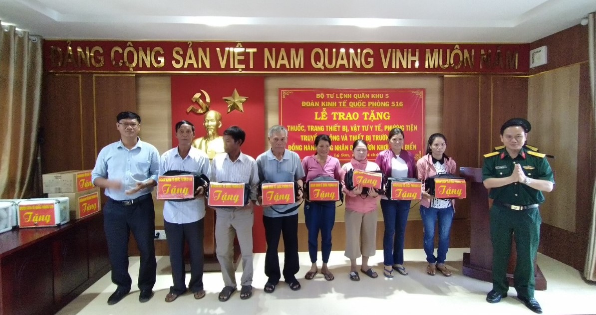 Đoàn kinh tế Quốc phòng 516 tặng quà cho huyện đảo Lý Sơn