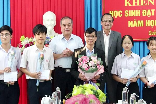 Khen thưởng các học sinh đạt giải học sinh giỏi Quốc gia năm học 2023-2024