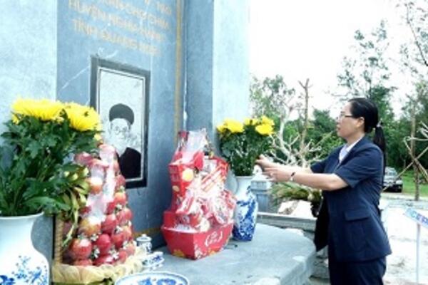 Bí thư Tỉnh ủy Bùi Thị Quỳnh Vân viếng mộ Cụ Huỳnh Thúc Kháng và thăm các gia đình chính sách tiêu biểu