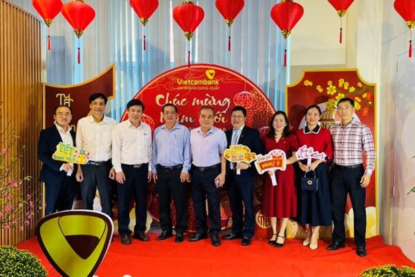 Phó Chủ tịch Thường trực UBND tỉnh Trần Hoàng Tuấn thăm, chúc Tết các ngân hàng, doanh nghiệp