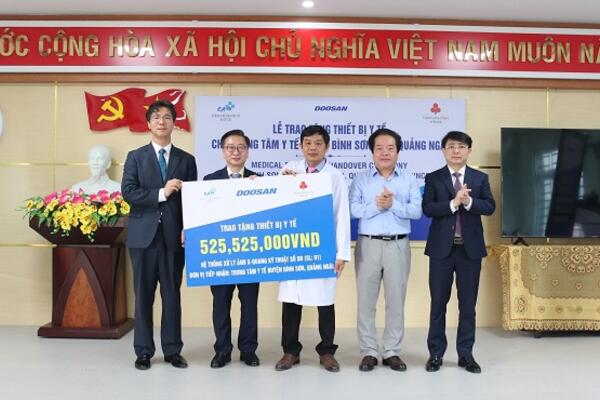 Phó Chủ tịch UBND tỉnh Võ Phiên dự Lễ trao tặng thiết bị y tế cho TTYT huyện Bình Sơn