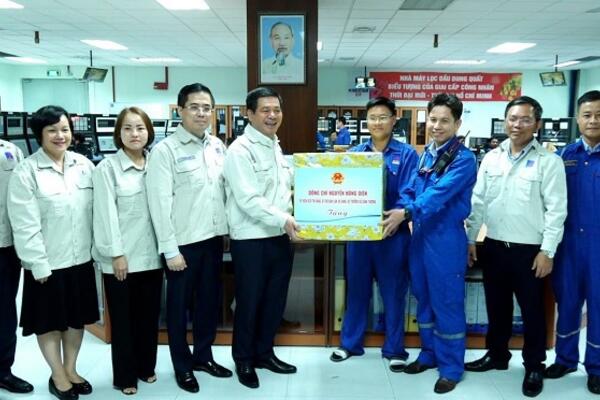 Bộ trưởng Bộ Công Thương Nguyễn Hồng Diên thăm quan, khảo sát các doanh nghiệp tại Khu Kinh tế Dung Quất