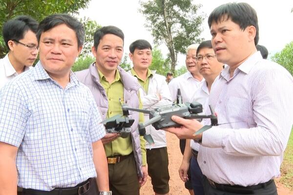 Phó Chủ tịch UBND tỉnh Trần Phước Hiền kiểm tra công tác bảo vệ và phát triển rừng trên địa bàn huyện Ba Tơ