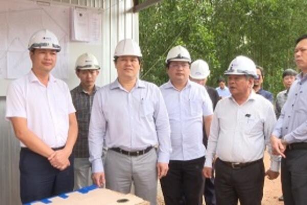 Phó Chủ tịch UBND tỉnh Trần Phước Hiền kiểm tra mỏ vật liệu phục vụ thi công đường bộ cao tốc, đoạn Quảng Ngãi - Hoài Nhơn