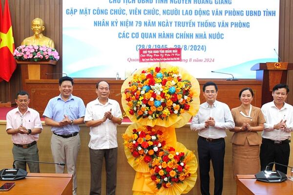 Chủ tịch UBND tỉnh Nguyễn Hoàng Giang gặp mặt Văn phòng UBND tỉnh nhân ngày truyền thống Văn phòng