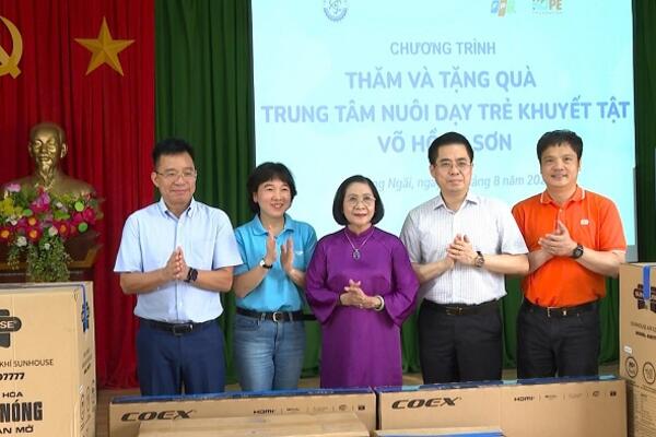 Chủ tịch UBND tỉnh Nguyễn Hoàng Giang thăm, tặng quà Trung tâm Nuôi dạy trẻ khuyết tật Võ Hồng Sơn