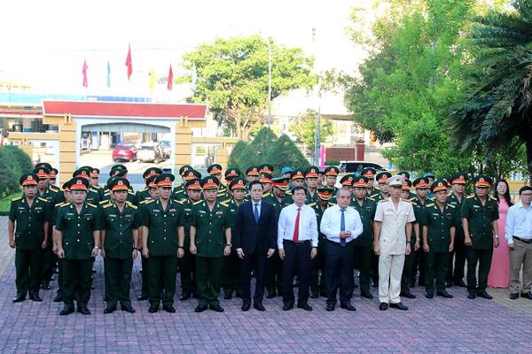 Đoàn đại biểu Đại hội thi đua Quyết thắng LLVT tỉnh dâng hương, tưởng niệm các Anh hùng liệt sĩ