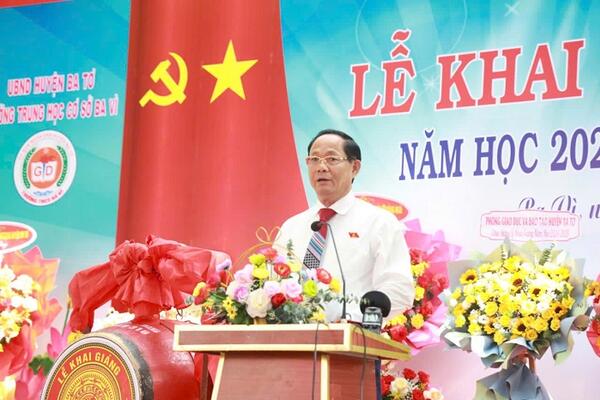 Phó Chủ tịch Quốc hội Trần Quang Phương dự Lễ khai giảng năm học mới tại Trường THCS Ba Vì