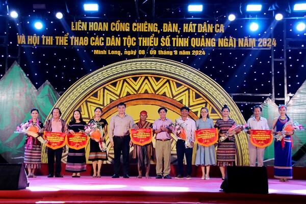 Phó Chủ tịch Thường trực UBND tỉnh dự khai mạc Liên hoan cồng chiêng, đàn, hát dân ca các dân tộc thiểu số tỉnh Quảng Ngãi năm 2024