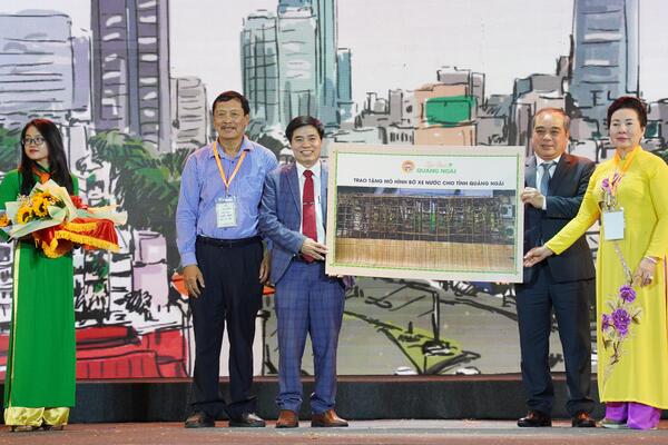 Đấu giá vật phẩm gây quỹ thiện nguyện tại đêm nhạc “Hát với quê hương”