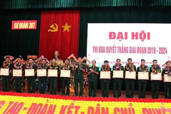 Phó Chủ tịch Thường trực UBND tỉnh Trần Hoàng Tuấn dự Đại hội Thi đua Quyết thắng Sư đoàn 307