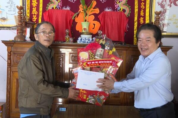 Lãnh đạo tỉnh thăm, tặng quà và chúc Tết gia đình người có công với cách mạng tiêu tiểu trên địa bàn huyện Trà Bồng