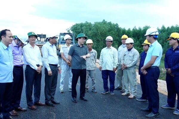 Chủ tịch UBND tỉnh Nguyễn Hoàng Giang kiểm tra tiến độ Dự án cao tốc Bắc Nam, đoạn Quảng Ngãi- Hoài Nhơn