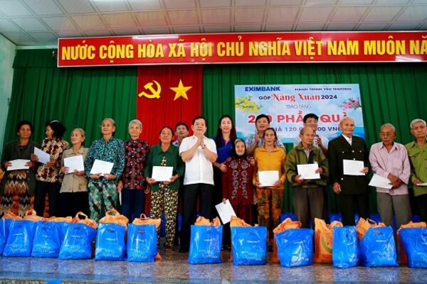 Chủ tịch UBND tỉnh Đặng Văn Minh tặng quà Tết cho người nghèo tại thị xã Đức Phổ