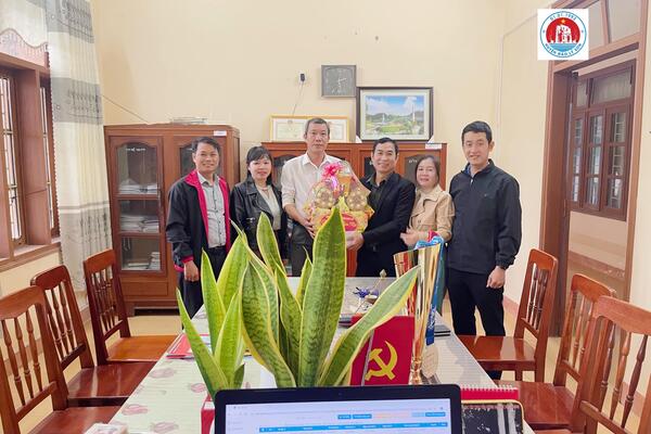 LÃNH ĐẠO HUYỆN THĂM VÀ TẶNG QUÀ TẾT CHO CÁC CƠ QUAN, ĐƠN VỊ THỰC HIỆN NHIỆM VỤ TRONG DỊP TẾT NGUYÊN ĐÁN ẤT TỴ