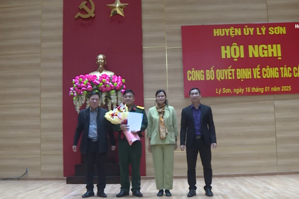 BAN THƯỜNG VỤ HUYỆN ỦY LÝ SƠN CÔNG BỐ QUYẾT ĐỊNH VỀ CÔNG TÁC CÁN BỘ