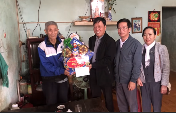 LÃNH ĐẠO HUYỆN THĂM VÀ TẶNG QUÀ TẾT CHO CÁC GIA ĐÌNH CHÍNH SÁCH, NGƯỜI CÓ CÔNG TIÊU BIỂU VÀ CÁC HỘ NGHÈO, CÁC CƠ SỞ TÔN GIÁO NHÂN DỊP TẾT ẤT TỴ