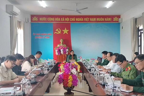 UBND huyện họp triển khai Ké hoạch Hỗ trợ Trung chuyển hành khách từ tàu Cảnh sát biển vào bờ (đảo Lý Sơn) trong những ngày cao điểm giáp Tết Nguyên đán Ất Tỵ năm 2025 trong điều kiện thời tiết biển động