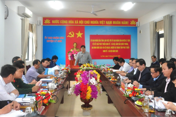 Phó Chủ tịch UBND tỉnh Trần Phước Hiền làm việc với UBND huyện Lý Sơn