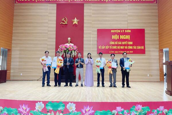 HUYỆN LÝ SƠN CÔNG BỐ CÁC QUYẾT ĐỊNH VỀ SẮP XẾP TỔ CHỨC BỘ MÁY VÀ CÔNG TÁC CÁN BỘ