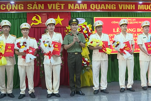LỄ CÔNG BỐ CÁC QUYẾT ĐỊNH CỦA BỘ TRƯỞNG BỘ CÔNG AN VÀ CỦA GIÁM ĐỐC CÔNG AN TỈNH VỀ CÔNG TÁC TỔ CHỨC, CÁN BỘ TẠI ĐỒN CÔNG AN LÝ SƠN