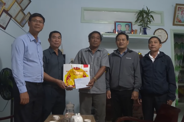 THĂM, TẶNG QUÀ CÁC GIA ĐÌNH CHÍNH SÁCH, NGƯỜI CÓ CÔNG TIÊU BIỂU TRÊN ĐỊA BÀN HUYỆN, NHÂN KỶ NIỆM 50 NĂM NGÀY GIẢI PHÓNG HUYỆN LÝ SƠN